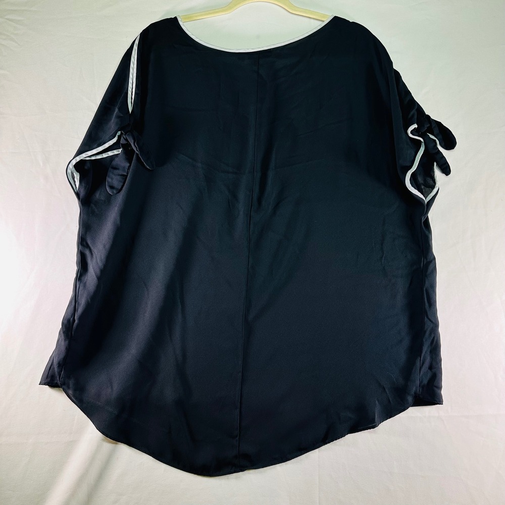Apt 9 Black White Trim Top Peekaboo Short Sleeves Bow Detail Polyester Womens 1X - Picture 6 of 6
